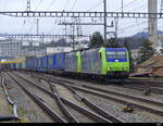 BLS - 485 013 + 485 008 mit Containertransportwagen bei der durchfahrt im Bhf.