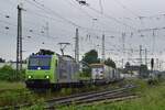 Am verregneten Morgen kommt 485 014 mit dem CargoBeamer aus Domodossola durch Grevenbroich in Richtung Mönchengladbach gefahren.