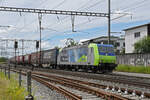 Re 485 016-0 der BLS durchfährt am 11.06.2024 den Bahnhof Rheinfelden.