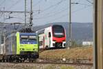 Ein Triebzug 512 der SBB ist am 10.09.2023 bei Lausen abgestellt, ein Güterzug fährt Richtung Itingen BL vorbei.