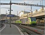 Nach dem Abwarten der Blockdistanz verlassen die BLS Re 485 001 und BLS Re 465 014 mit ihrem leeren  Zuckerrübenzug  den Bahnhof von Lausanne in Richtung Wallis.