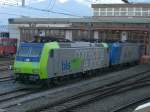 Die BLS 485 001 und eine Schwesterlok vor der BLS-Werksttte in Spiez am 02.11.2007.