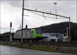 Eine Re 485 der BLS durchfhrt mit einem Gterzug aus Basel Bad Bahnhof den Bahnhof Sevelen.