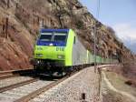 Re 485 Doppelpack mit Hangartnerzug unterhalb von Lalden am 08.03.2008