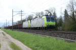 Re 485 005-3 und Re 485 006-1 mit einem Gterzug bei Kiesen, am 25.4.08.