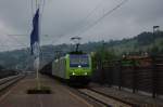 Re 485 007 und eine weitere fahren mit einem Gterzug Richtung Sden durch Reichenbach im Kandertal am 05.06.2008.