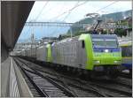 BLS E-Lok 485 013-7 mit Schwesterlok durchfhrt am 01.08.08 mit einem Containerzug den Bahnhof von Spiez.