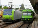 bls - E-Lok 485 014-5 bei Rangierarbeiten neben dem Regio mit dem Triebwagen RBDe 4/4 565 742-4 im Bahnhof Spiez am 11.09.2008