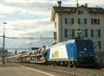 BLS in Villeneuve: die Re 185 525-3 mit eine Autozug auf dem Weg nach Genve, wo dann eine Class 66 den Zug bernimmt.