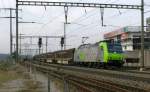 Die Re 485 010 fuhr am 14.04.2009 mit ihrem GZ bei Rheinfelden vorbei.