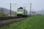 Re 485 018-6 befindet sich am 21.4.09 auf Solofahrt zwischen Gelterkinden und Tecknau.