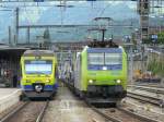 BLS - Dank dem das in Spiez das Perron eine Biegung hat und mit der grssten Tele Einstellung eingefangen den Triebwagen RABe 525 002-2 als Regio nach Zweisimmen und Lok 485 006-1 vor Gterzug im