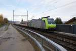 Re 485 002-0 durchfhrt mit einer Rollenden Landstrasse am 14.11.09 Einigen.