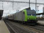 Re 485 018 mit Hupac-Zug bei Pratteln am 26.10.2009