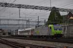 Re 485 005 mit HUPAC beim verlassen von Spiez am 13.05.2010