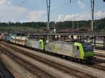 Die Re 485 012 und die Re 485 015 am 02.07.2009 mit einer RoLa bei der einfahrt in Spiez.