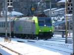 bls - Lok 485 018-6 mit Rolla bei der einfahrt in den Bahnhof Brig am 30.12.2010