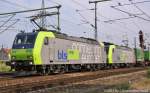 Zwei Re485 004-6 und 006-1 der BLS mit einem Containerzug in Fahrtrichtung Haltingen am Bad Bhf Basel 28.04.2011.