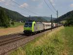 Die Re 485 013 am 28.06.2011 mit einer RoLa unterwegs bei Tecknau.