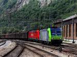 Die Re 485 019 und die 185 108 am 02.07.2009 mit einem Gterzug bei der Einfahrt in Brig.