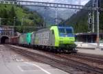 Re 485 002 + 185 57x mit einem Gterzug am 31.08.2007 bei der Durchfahrt in Goppenstein