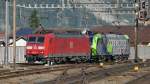 DB 185 110 und BLS 485 007 machen sich auf dem Weg zu ihrem Zug in Erstfeld, 1.10.2011