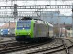 bls - Lok 485 017-8 mit Rolla bei der einfahrt in den Bahnhof Spiez am 23.03.2013