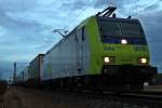 BLS Cargo Re 485 009-5 am Abend des 06.01.2014 mit der RoLa 43625 aus Freiburg (Brsg) Rbf nach Novara, als sie nördlich von Müllheim (Baden) neben Hügelheim am Fotografen vorbei rollte.