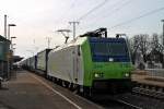 Durchfahrt am 25.01.2014 von einer Rollenden Landstraße (RoLa), die an diesem Tag von der BLS Cargo Re 485 018-6 bespannt wurde und hier durch Müllheim (Baden) fuhr.