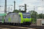 Re 485 009-5 durchfährt den Badischen Bahnhof in Basel.