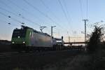 Durchfahrt am 09.11.2013 von BLS Cargo Re 485 020-2 mit einer RoLa nach Freiburg Rbf in Müllheim (Baden).