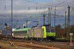 Re 485 001-2 durchfährt den Badischen Bahnhof.