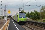 Durchfahrt am 25.04.2014 von Re 485 015-2 zusammen mit ihrer Schwester Re 485 008-7 und der  RoLa  DGS 43621 (Freiburg (Brsg) Gbf - Novara) in Müllheim (Baden) gen Schweiz.