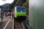 Über die Schulter der E40 128 geschaut, sieht man am 13.09.2014 bei den Triberger Bahnhofstagen die Re 485 004-6 der BLS Cargo.