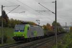 Kurz nach dem Start in Singen am 10.10.2015 befindet sich Re 485 017-8 der bls cargo mit den leeren Wagen der Gattung Rs auf der Fahrt nach Dunkerque (F).