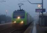 BLS: Doppeltraktion BR 485 mit einer Rola in der Abenddämmerung bei starkem Nebel bei Lyssach unterwegs am 2.