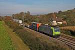 Re 485 016-0 am 30.10.2014 mit einer RoLa (Freiburg (Brsg) Rbf - Novara) südlich von Müllheim (Baden) gen Basel.