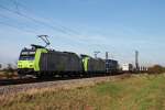 Re 485 020-2 zusammen mit Re 485 001-2  Haltingen  am 31.10.2014 mit einer RoLa (Freiburg (Brsg) Gbf - Novara) und fuhren in RIchtung  Basel, als sie bei Hügelheim vorbei kamen.