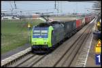 BLS 485005 fuhr am 11.3.2016 um 12.59 Uhr mit einem Containerzug durch Auggen in Richtung Basel.