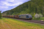 Die Re 485 014-9 und die Re 425 182  Kandergrund  fahren in Tecknau mit einem Schiebewandwagenganzzug vorüber.Bild vom 9.5.2016