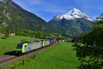 Re 485 005 + Re 485 008 mit einem Containerzug am 21.05.2016 bei Silenen.