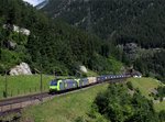 Die Re 485 003 und die Re 486 504 mit einem KLV-Zug am 16.07.2016 unterwegs bei Wassen.