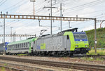 Re 485 014-5 durchfährt den Bahnhof Pratteln.