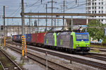 Doppeltraktion der beiden BLS Lokomotiven Re 485 006-1 und der Re 485 019-4 durchfährt mit einem Containerzug den Bahnhof Pratteln.Bild vom 12.8.2016