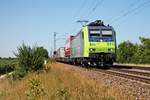 Am 10.07.2015 bespannte Re 485 011-1  Weil am Rhein  eine RoLa (Freiburg (Brsg) Rbf - Novara), als sie bei Hügelheim auf dem Weg in Richtung Basel Bad Rbf.