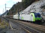 Die Re 485 012 und noch eine Re 485 fahren mit ihrem Gterzug durch den Bahnhof von Hohtenn.