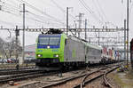 Re 485 020-2 durchfährt den Bahnhof Pratteln.