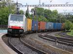 Streckenunterbruch Raststatt:  Die BLS Re 486 104-6 mit dem Container-Güterzug ist eine der vielen Güterzugsumleitungen über ZH Oerlikon, Bülach, Schaffhausen und Horb.