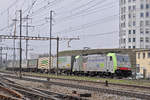 Re 486 503-6 der BLS durchfährt den Bahnhof Pratteln.