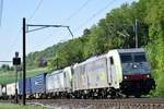 Re 486 501 zusammen mit Re 475 401 ziehen ihren Güterzug am 06.05.2018 kurz vor Tecknau Richtung Hauensteintunnel.